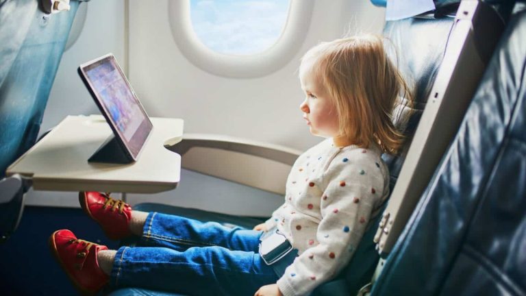 Tips to Travel on an Airplane with a Toddler